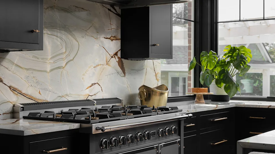 Black Kitchen Remodeling Designs With Dramatic Contrast