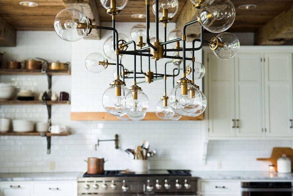 Kitchen Remodeling Designs With Dramatic Lighting Fixtures