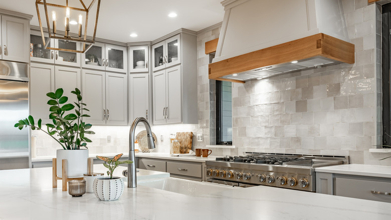 Full-Height Kitchen Backsplash Ideas Behind the Stove