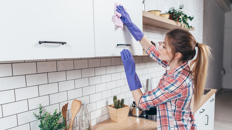 How to Clean Kitchen Cabinets with Vinegar